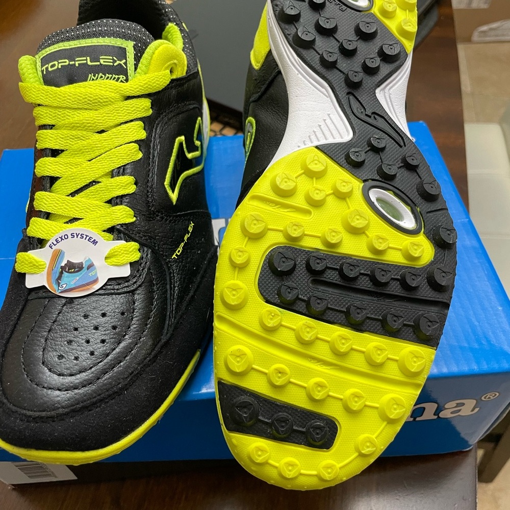 Indoor soccer cleats